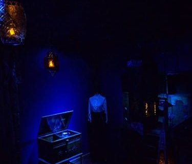 Ambiance nocturne, objets mystérieux éclairés en bleu, décor d'enquête chez Puzzalarium San Diego