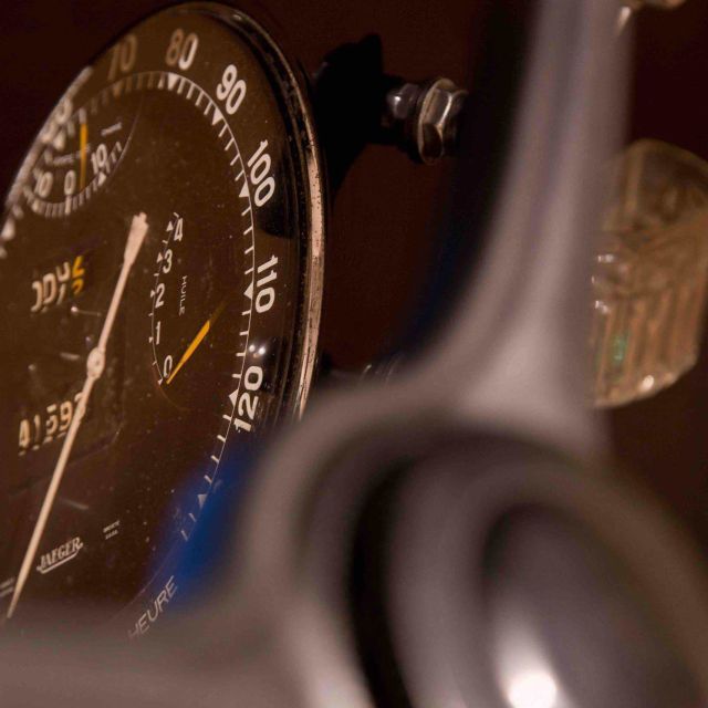 Instruments de mesure vintage sur fond sombre dans la salle Monuments Men
