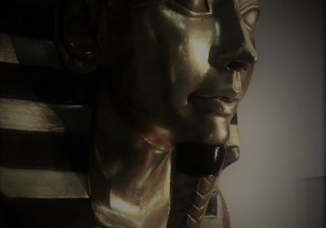 Buste égyptien doré aux yeux perçants dans Mission Museum chez Escape Prod