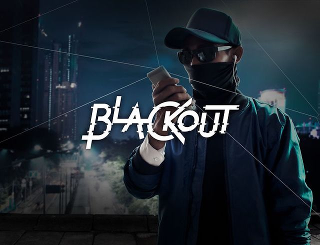 Homme masqué consultant son téléphone au-dessus d'une ville de nuit, affiche de Blackout