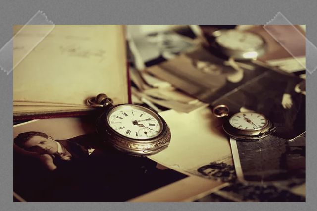 Montres anciennes et photos jaunies fixées par du ruban, salle Le secret des Breken chez Locks Adventure