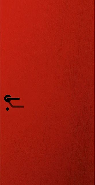 Porte rouge fermée avec poignée blanche sur fond gris, salle Mission 5 SENS chez Manili Escape Game à Saint-Jean-de-Braye