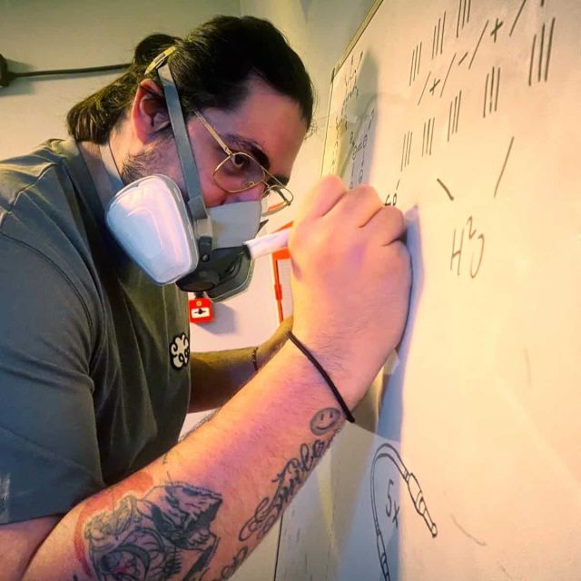 Joueur écrit sur un mur blanc dans la salle Breaking Lab de Freeing! Saint-Maximin