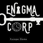 Logo Enigma Corp, escape game à Pamiers : mot ENIGMA, grande clé blanche et mot CORP sur fond noir