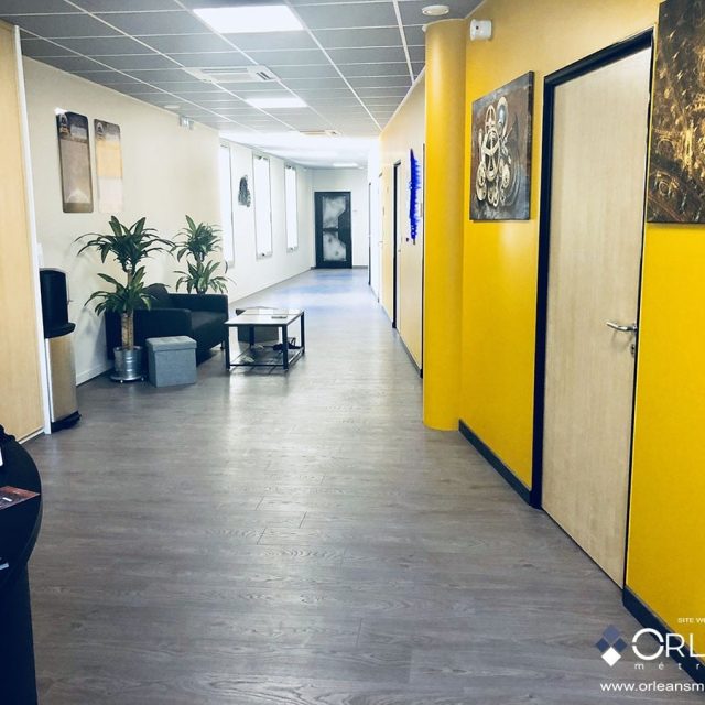 Couloir d'accueil avec portes jaunes et décoration industrielle chez Escape Yourself Orléans