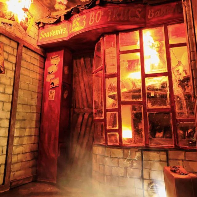 Porte rouge avec fenêtres illuminées et brume dans la salle du Grimoire de l'Oncle Aldo