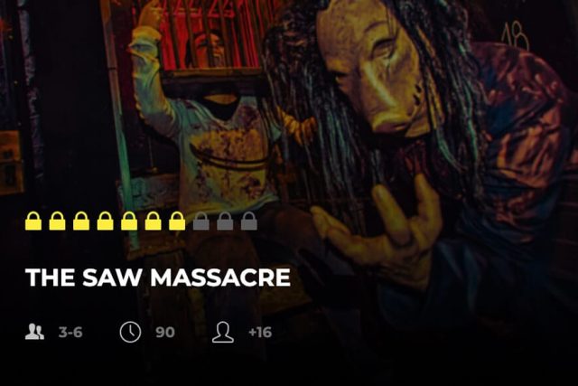 Décor horrifique avec figurines grimaçantes et cage, salle d'horreur Saw Massacre chez Freeing!