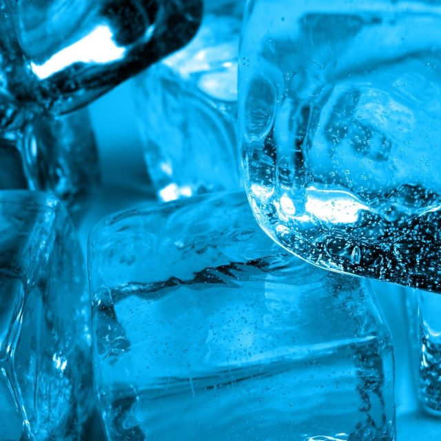 Glaçons et verres remplis d'eau glacée, ambiance froide de Coup de froid