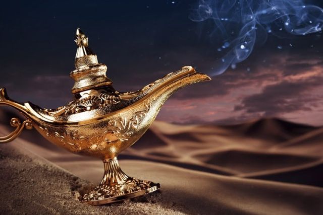 Lampe d'Aladin dorée posée sur des dunes sous un ciel de crépuscule, salle Aladin chez Play and escape