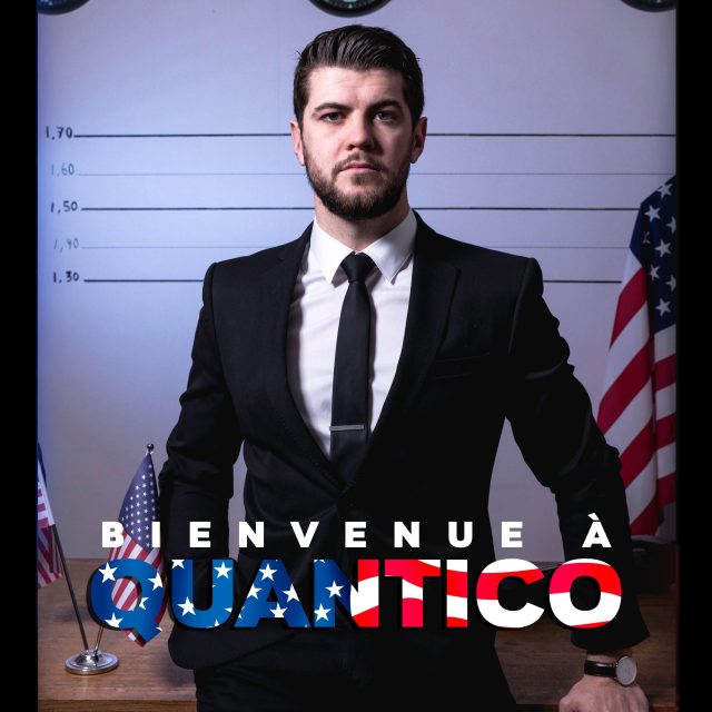 Affiche Challenge the Room présente Bienvenue à Quantico : un agent en costume noir, salle à Grenoble