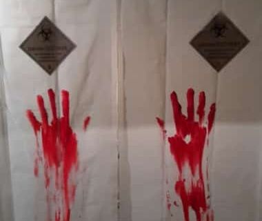 Deux grandes bâches blanches marquées d'empreintes de mains sanglantes et de signes biohazard, salle Resident Evil, Quarantine