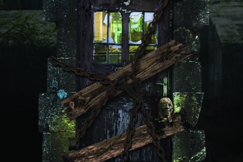 Porte rouillée envahie de mousse dans un décor urbain abandonnée de Lost in the Darkness