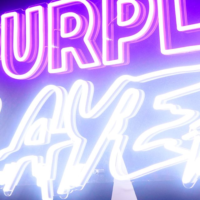 Néon violet et blanc Purple Players en lettres lumineuses, décor de la salle Super Alpha World, Escape Time à Angers