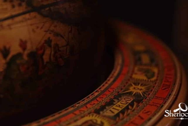 Détail d'une roue astrologique ornementée aux teintes chaudes chez Sherlocked à Antibes