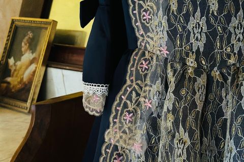 Dentelle noire et cadres dorés posés sur un meuble, salle Murder Mystery Enquête géante au Château du Vot à Trédarzec
