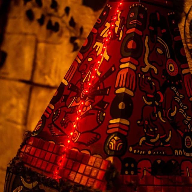 Décor rouge et or illuminé de motifs asiatiques stylisés dans La cité interdite