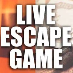 Décor industriel avec tuyauterie et néon rouge, logo Panic Room escape game à Brest