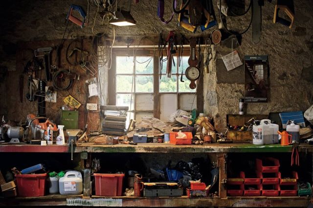 Établi de bricolage encombré d'outils, câbles et pièces détachées chez Weasel Escape Game