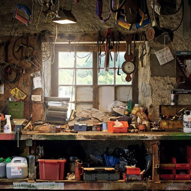 Établi de bricolage encombré d'outils, câbles et pièces détachées chez Weasel Escape Game
