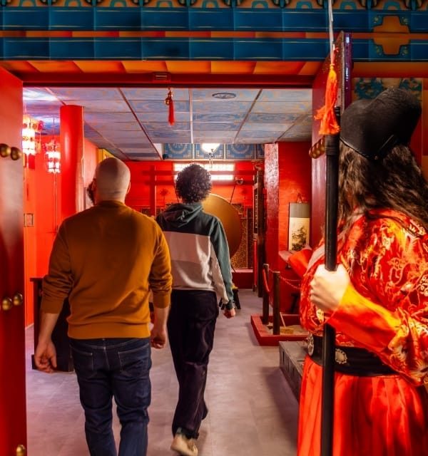 Couloir rouge et bleu de palais chinois, joueurs et garde en costume, salle La cité interdite à Strasbourg
