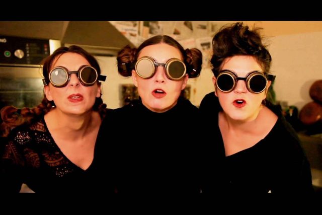 Trois joueurs en tenue steampunk avec lunettes à hublots dans Le vol de la sauce secrète