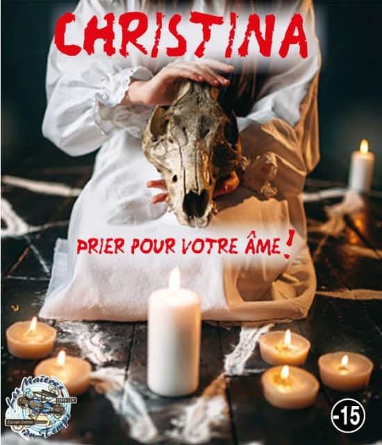 Mains tenant un crâne au-dessus de bougies allumées, atmosphère occulte dans Christina chez Les Maîtres du Temps
