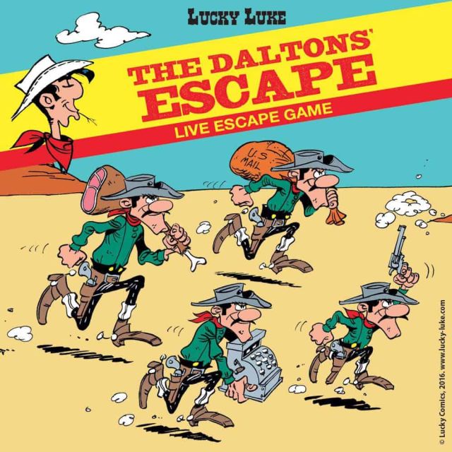 Affiche colorée avec cinq personnages en costume western courant dans le désert, pistolets à la main