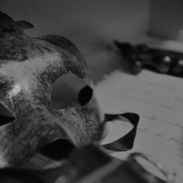 Masque vénitien et couteau sur journal en noir et blanc, atmosphère de thriller littéraire