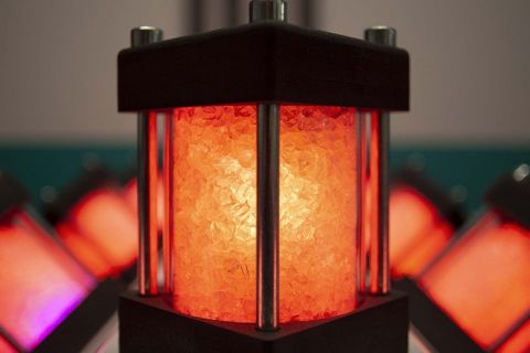 Lanterne rouge illuminée dans l'obscurité, décor d'enquête chez LIVE Corp. Escape Game