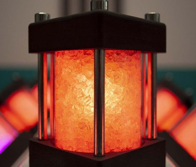 Lanterne rouge illuminée dans l'obscurité, décor d'enquête chez LIVE Corp. Escape Game