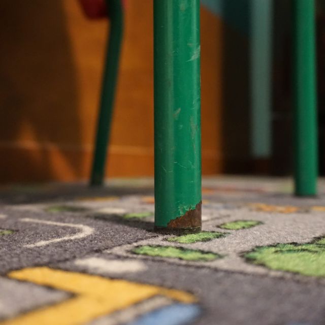 Sol d'une cour d'école colorée avec des poteaux verts, à L'école de M. Berthelot