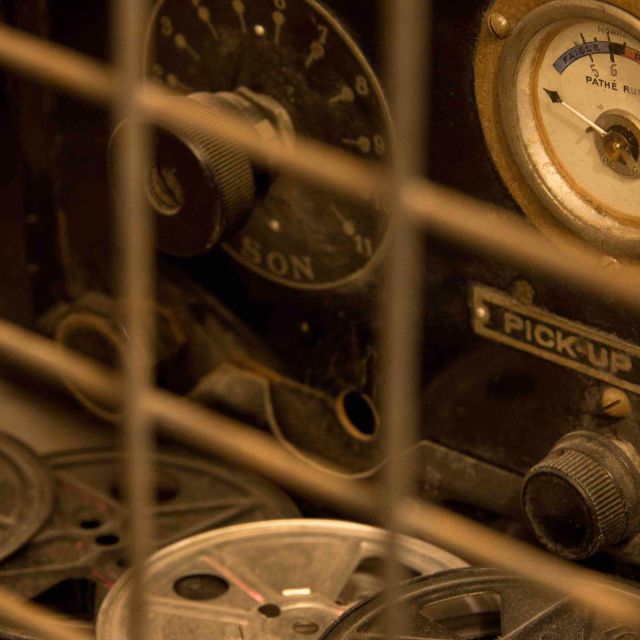 Instruments de mesure et cadrans vintages derrière grille métallique, dans Monuments Men