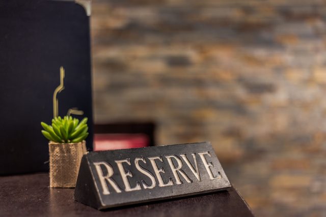 Plaque Réservé posée près d'une petite plante, salle Master Chef chez Spirit Game à Douvaine