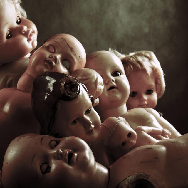 Poupées en porcelaine aux visages détériorés dans une atmosphère sinistre chez LIVE Corp. Escape Game