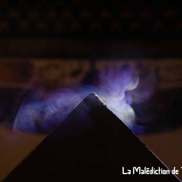 Silhouette de pyramide et fumée violette, logo Game of Room, salle La malédiction de Thoutmôsis II à Villeurbanne