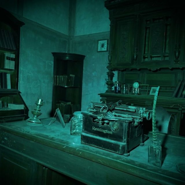 Bureau d'époque aux tons verts, machine à écrire Remington, étagères et accessoires vintage en décor