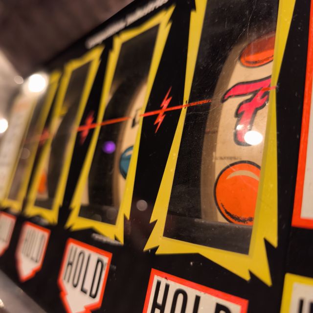 Machine à sous aux cadres jaunes et noirs et mot Hold, salle 2006 Hold-up à Vegas chez Le Chemin de Traverse