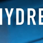 Mot Hydre en grandes lettres blanches sur fond bleu flou, enseigne Hydre Aventures à Lyon