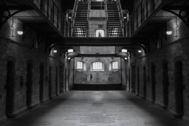 Meurtre en prison – Tête Pensante