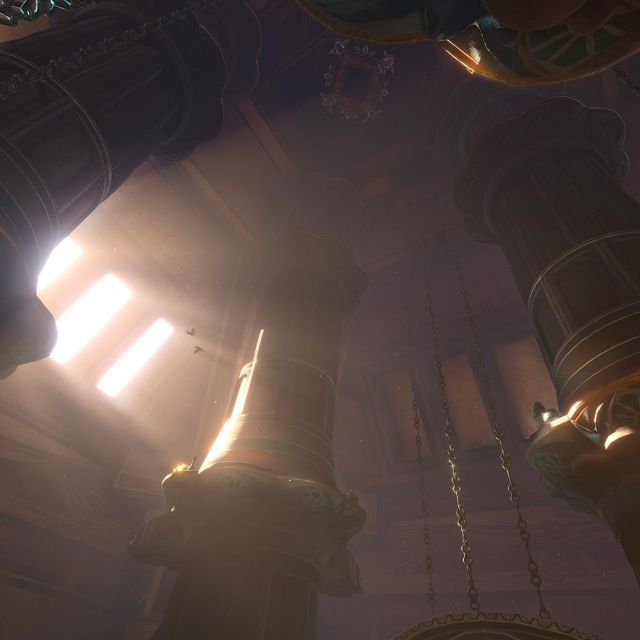 Vue en contre-plongée sur de grandes colonnes de pierre et des chaînes, salle Escape The Lost Pyramid chez Inoui VR