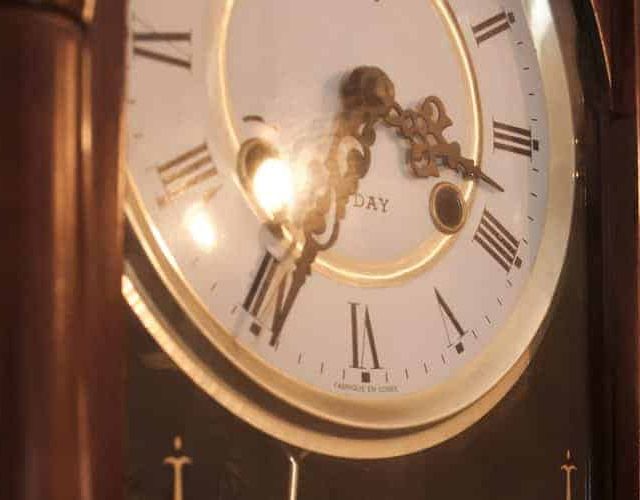 Horloge ancienne aux chiffres romains et aux aiguilles dorées, décor de la salle Dreams are Real, Cinescape à La Penne-sur-Huveaune