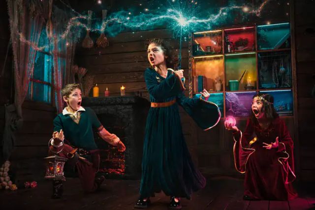 Trois enfants costumés lançant des sortilèges dans une cabane, escape game Fairy Tale