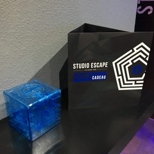 Logo de Studio Escape et cube bleu luminescent, escape game à Aubière