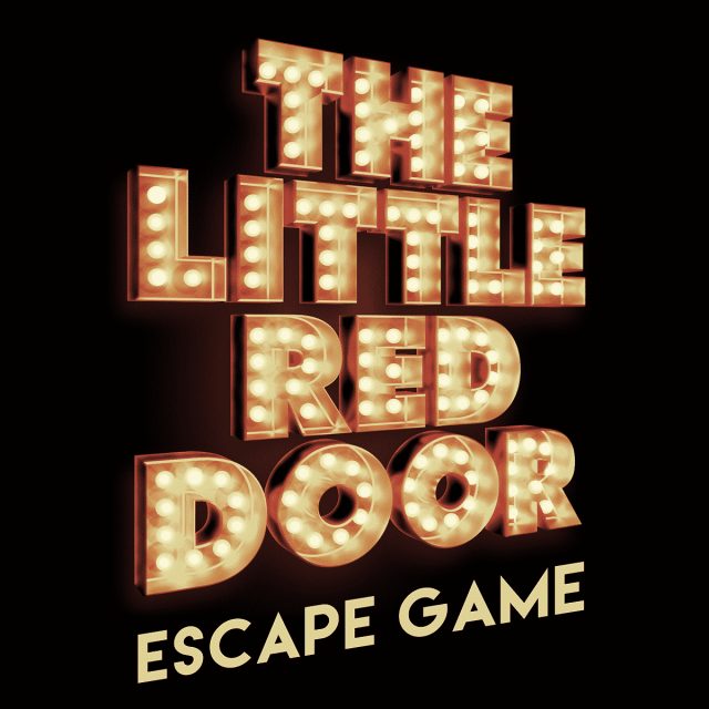 Enseigne lumineuse rétro avec ampoules, logo de Little Red Door escape game à Strasbourg