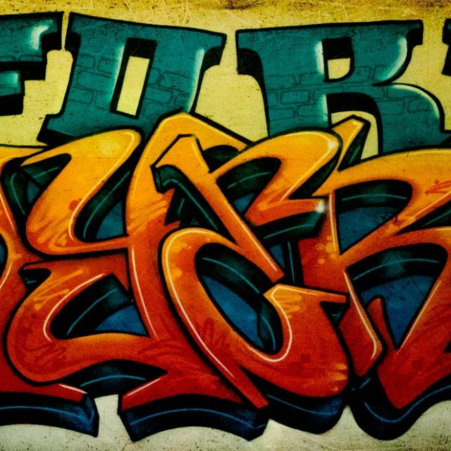 Graffiti coloré sur mur urbain jaune dans La Cour des Condamnés