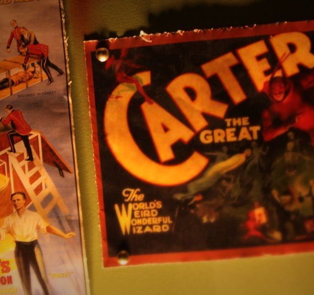Affiches de magie dont Carter the Great et Houdini, salle Le collier de l'illusionniste chez 60 minutes LH