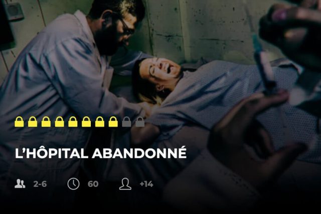 Deux personnages dans une salle d'hôpital délabré, l'un couché sur un lit médical
