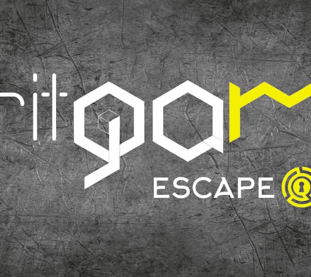 Logo Spirit Game Escape Room en lettres blanches et jaunes sur fond gris béton, Spirit Game à Douvaine