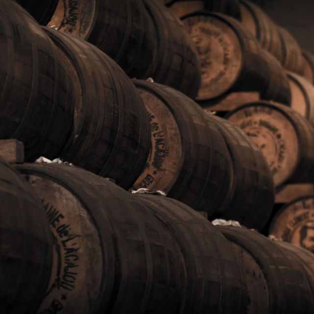 Fûts de bois empilés dans une cave à rhum, salle Le pirate sanguinaire chez Cryptom06 à Castellar