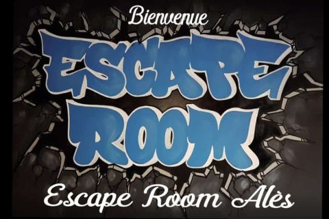 Bandeau noir Escape Room en lettres bleues graffiti, mention Alès, salle Guerre du Vietnam chez Escape Room Alès